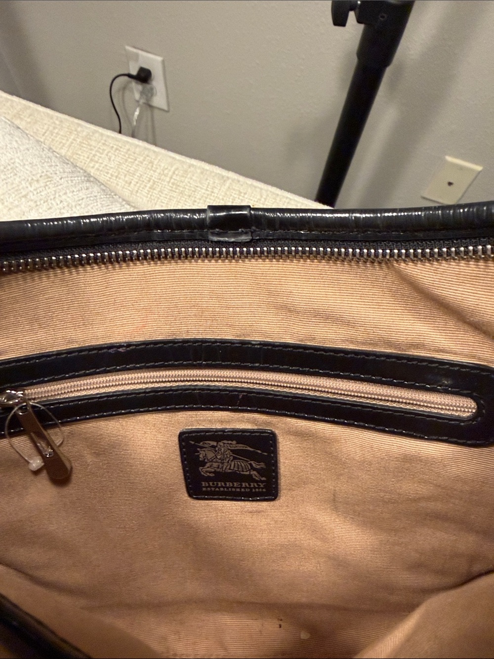 Burberry Beige Plaid Shoulder Bag with Black Trim - Picture 2 of 4